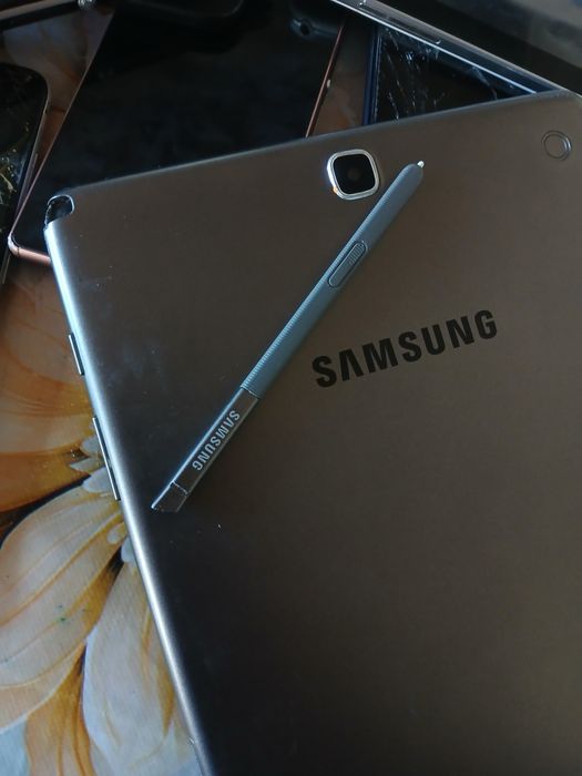 Se vinde tableta touch-screen merge dar trebuie schimbat