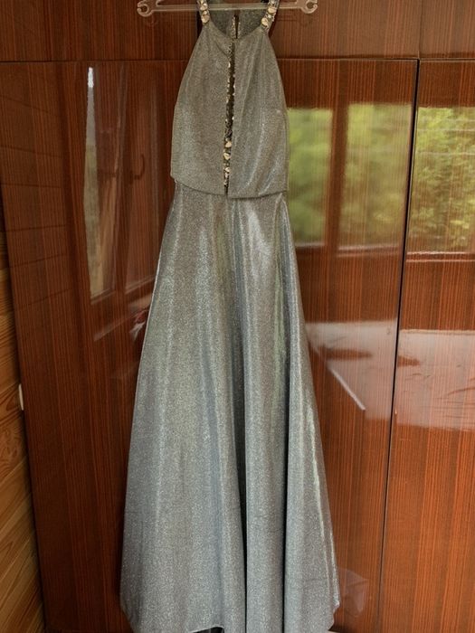 Бална рокля сива, брокатена, блестяща, гол гръб