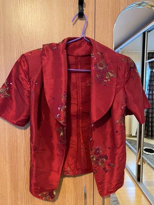 Costumaș visiniu de ocazie