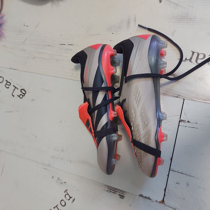 Ghete de fotbal addidas