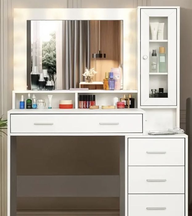 Модерна бяла тоалетка за грим