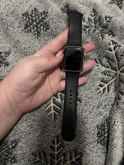 Продам  смарт часы, apple watch se,40 mm