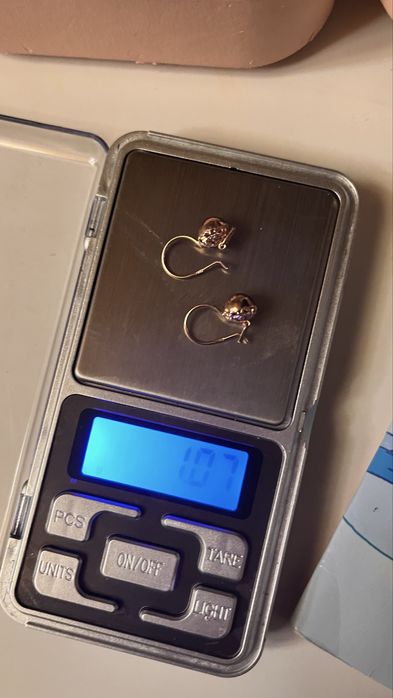 Продам золотые серьги