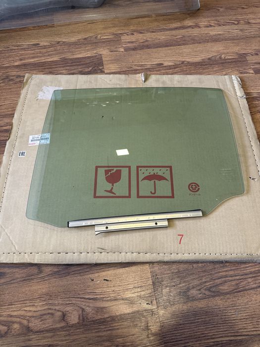 Стекло задней левой двери Lexus Rx