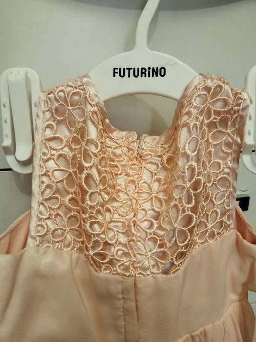 Платье нарядное бежевое.