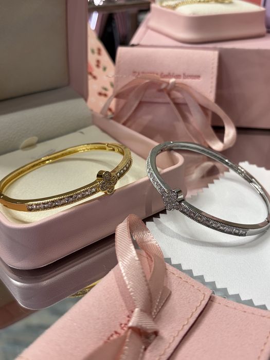 Дамски гривни...