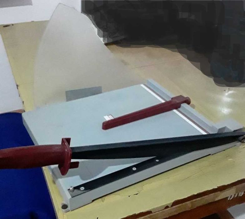 Сабельная бумагорезка