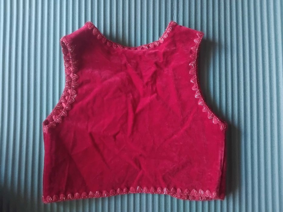 Оригинален кадифен елек за момиче за 125 см. ръст.