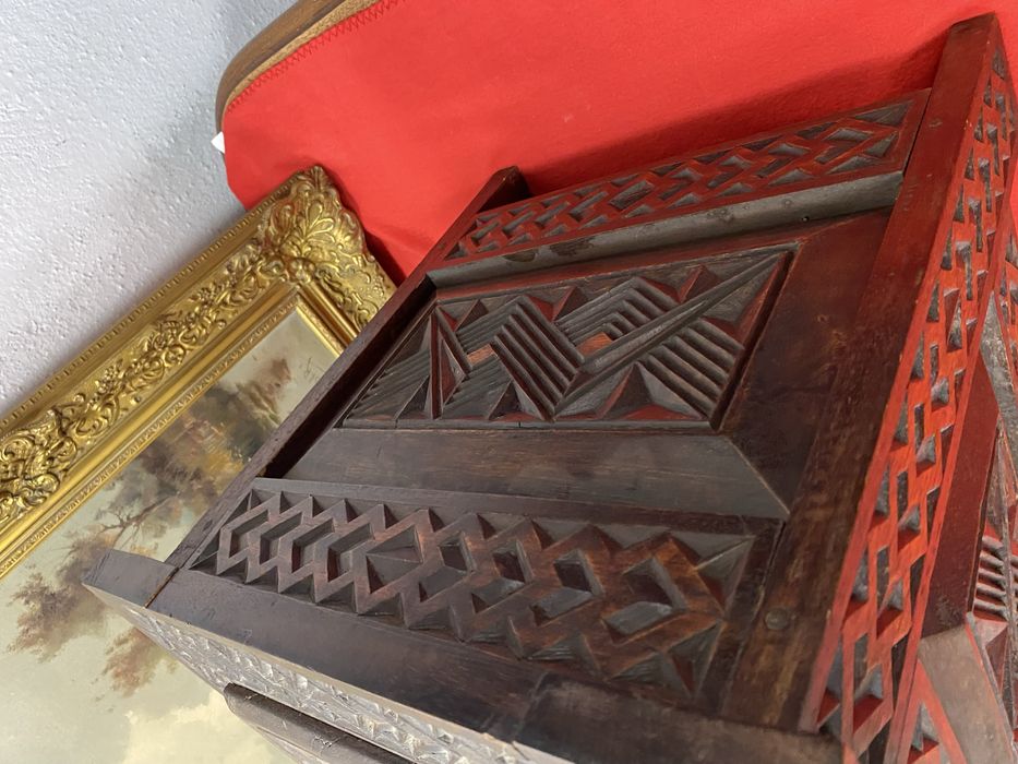 Френски сандък от дън с дърворезба