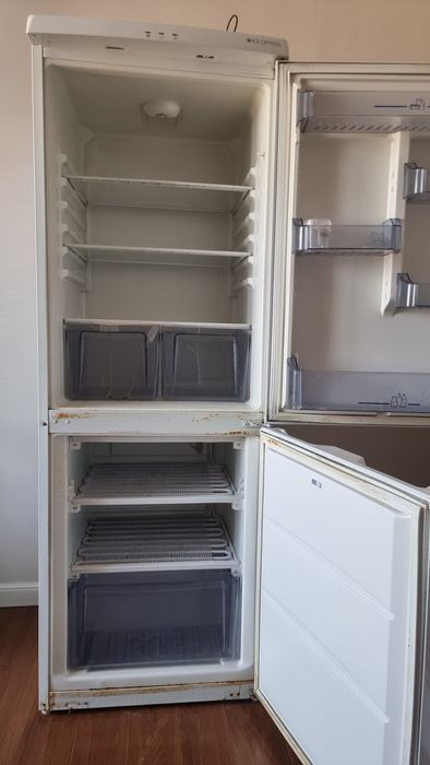 тоңазтқыш жұмыс істеп тұр