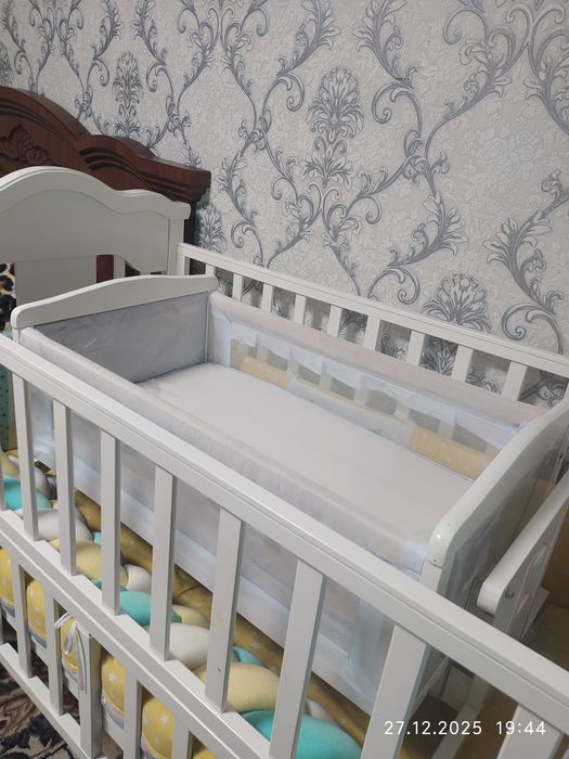 Детская кроватка с люлькой