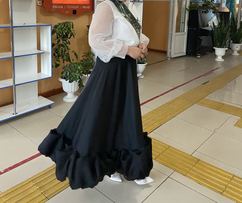 Школьная форма (кофта + юбка) почти новая