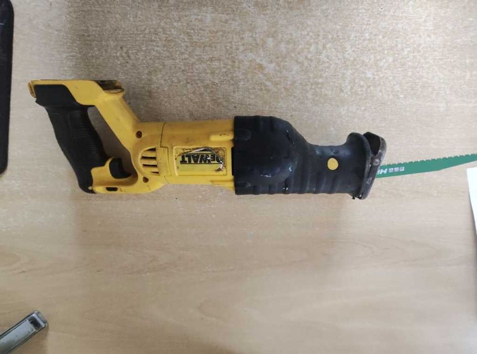 fierastrau dewalt 18v