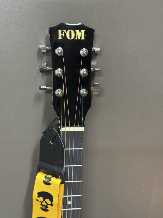 Гитара новая с ремешком