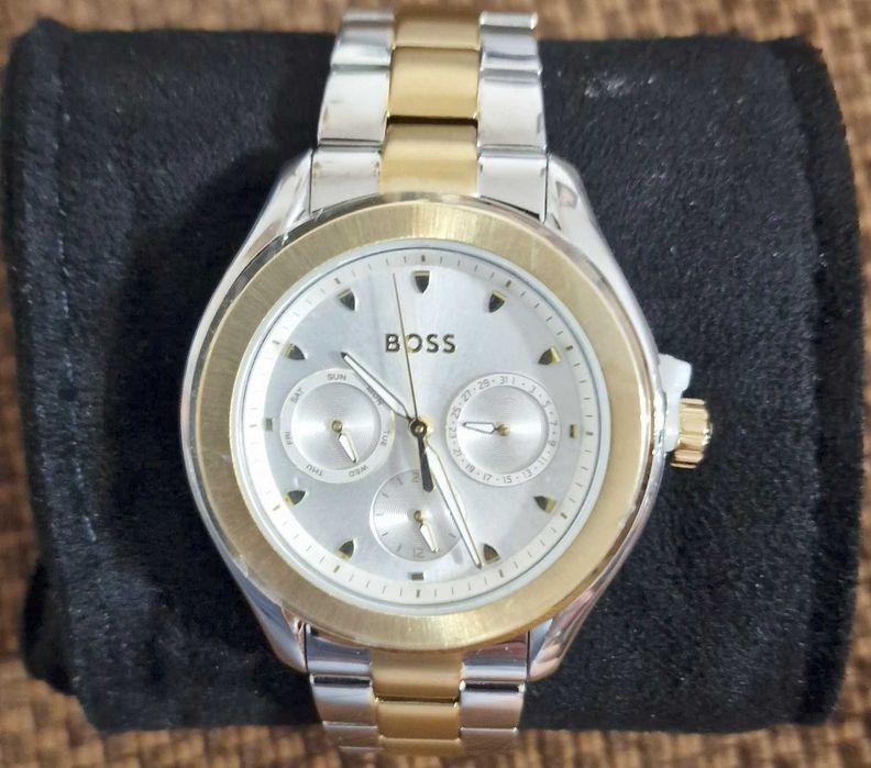 Продавам дамски часовник HUGO BOSS RUNNER