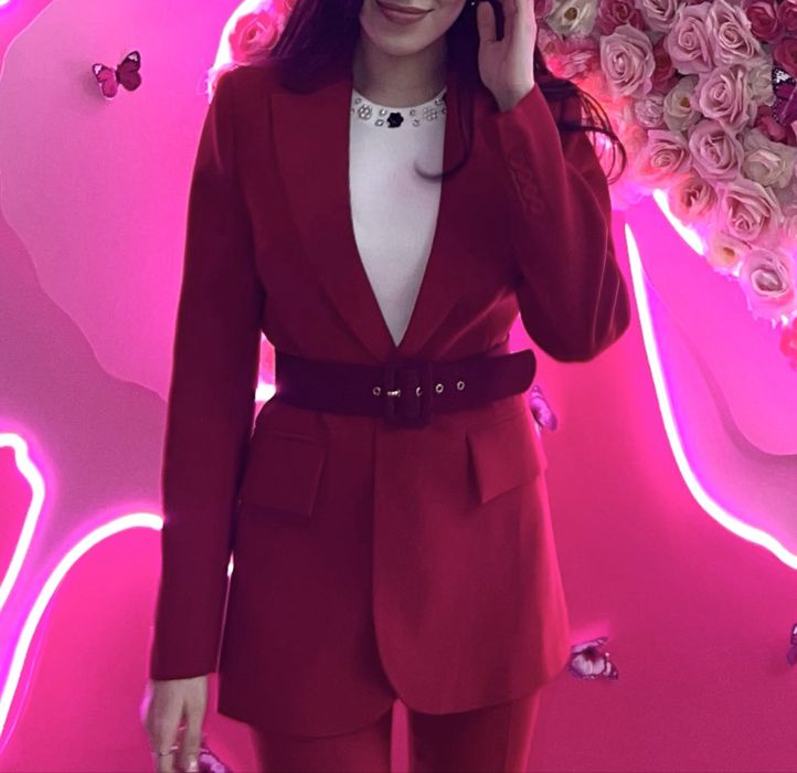 Красный костюм.