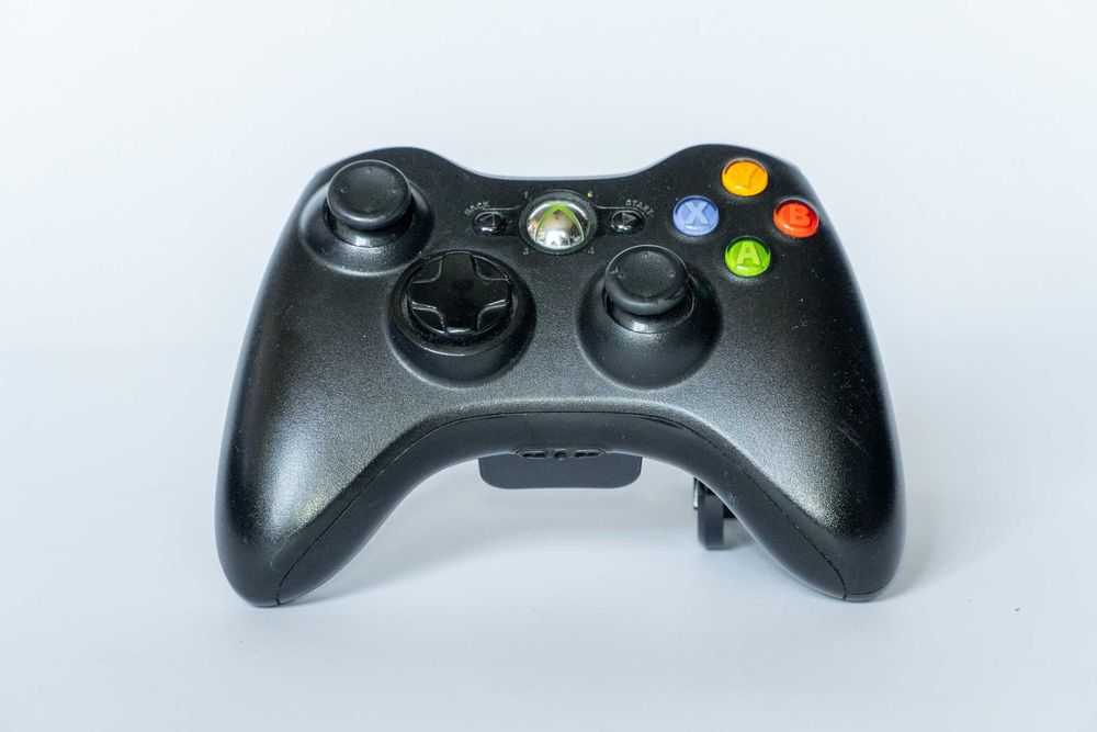 Продавам Xbox 360 E (Slim) 250GB Kinect, черен.
