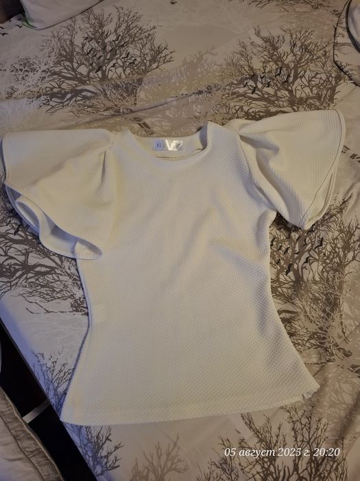 Бяла блузка със страничен цип