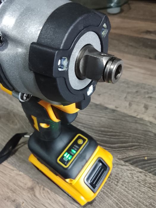 Insurubat impact DeWalt DCF922 cu o baterie de 6a