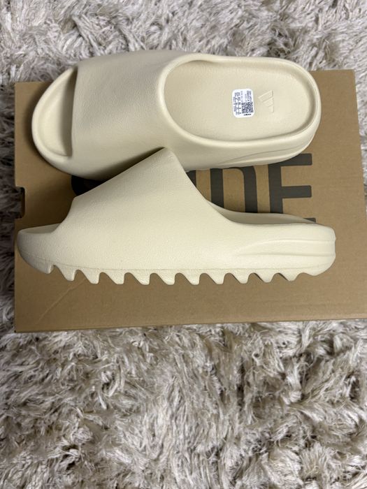 Yeezy Slides ‘Bone’