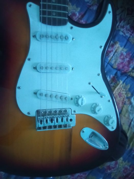 Elektronni gitara  100 $ hamma joyi ishlaydi