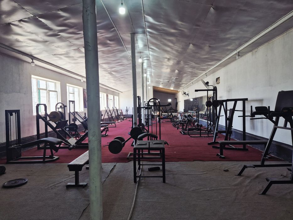 Hamma narsasi bilan. Oynalari barlari ventilyatorlari . Gilamlar daroj