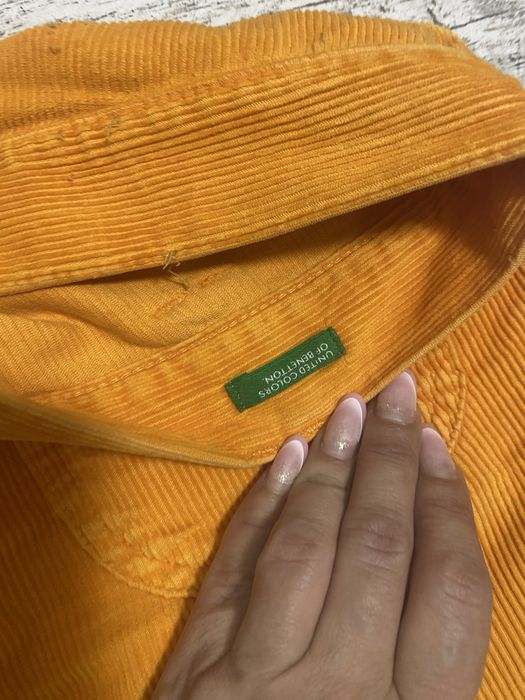 Vesta neagra si pantaloni raiat portocalii