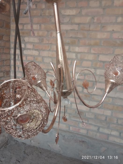 Прадаетса лустры б/у хорошем состояние залатистый