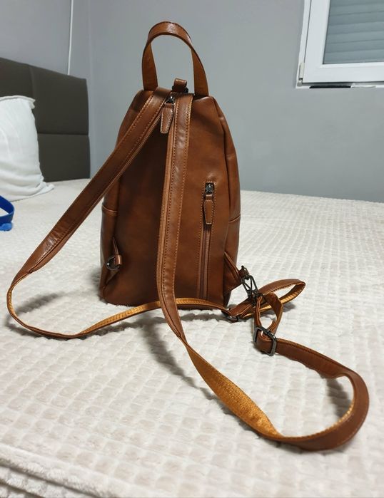 Нова. Дамска  оригинална раница/чанта за през рамо (sling bag) на марката RAVUO.