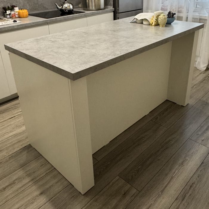 Кухонный остров белый