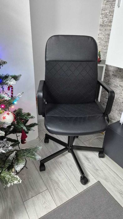 Scaun rotativ IKEA, Bomstad negru