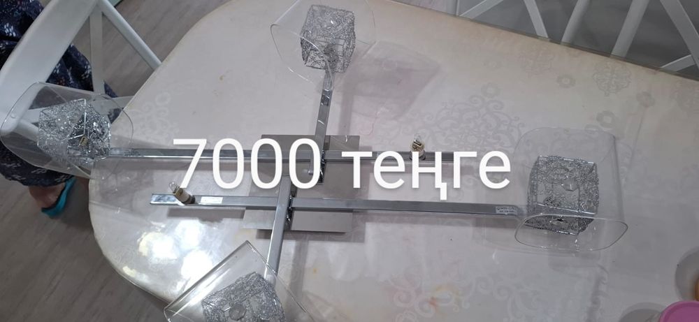 Продам люстру , светильники
