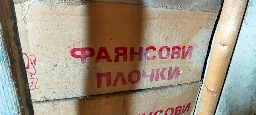 Стари ретро фаянсови плочки – декоративни и релефни