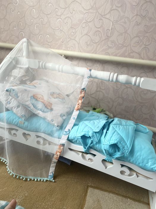 Бесік, көрпешелерімен бірге