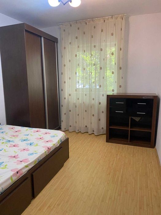 Inchiriez apartament 3 camere,cu loc de parcare