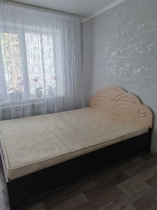 Двуспальная кровать с матрасом