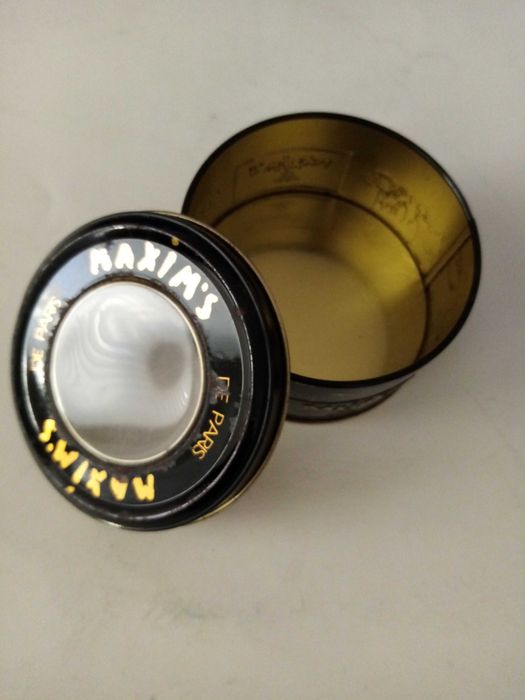 Ретро метални кутии за съхранение и колекция.