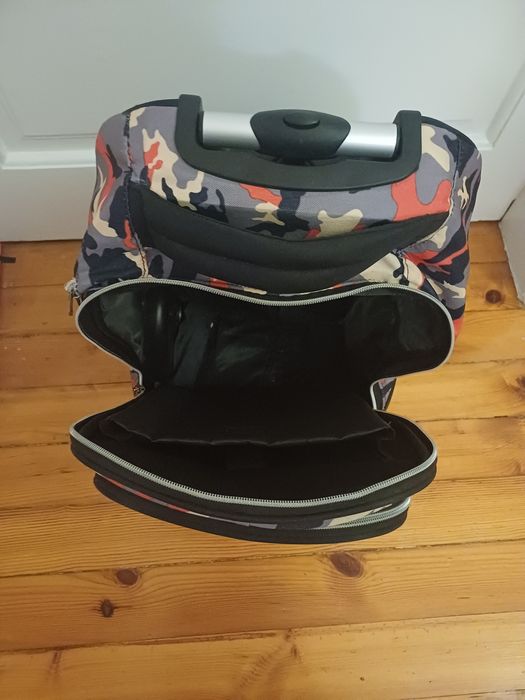 Ученическа раница с колела и презрамки