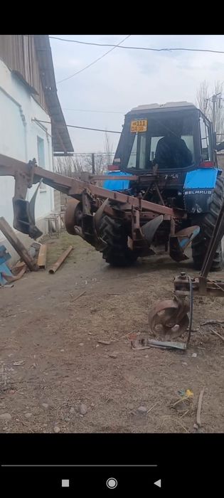 Belarus 1221.2  4 ko'rpus plugi bilan