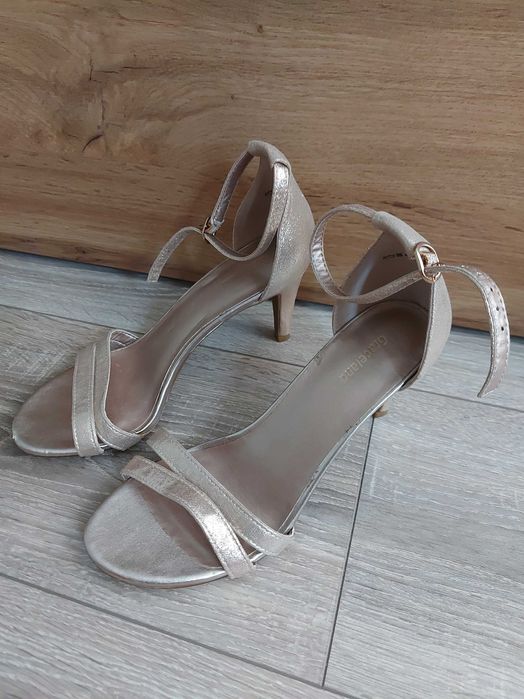 Дамски сандали златисти