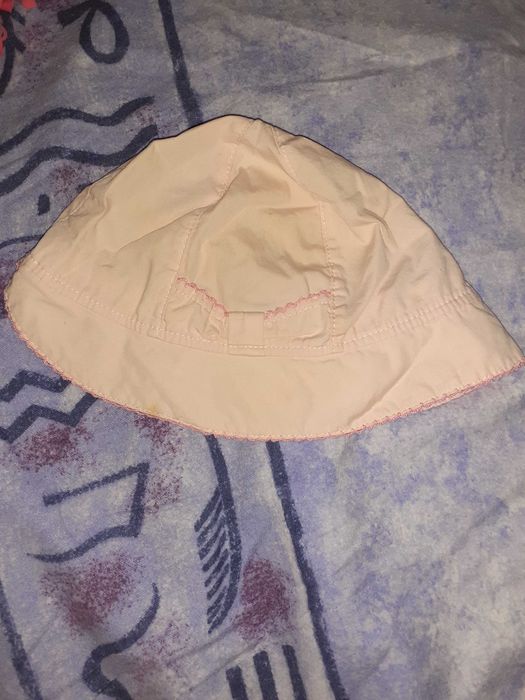 Детска розова шапка