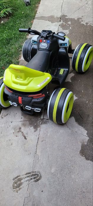 Детская электронная машина с пультом управления