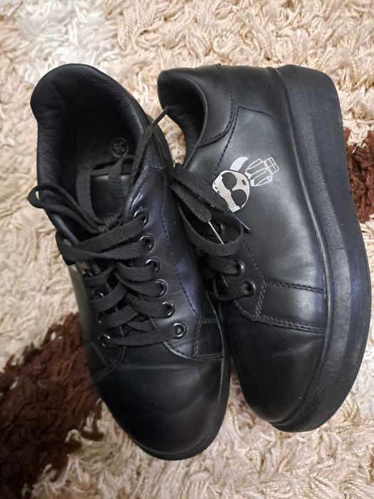 Черни спортни обувки