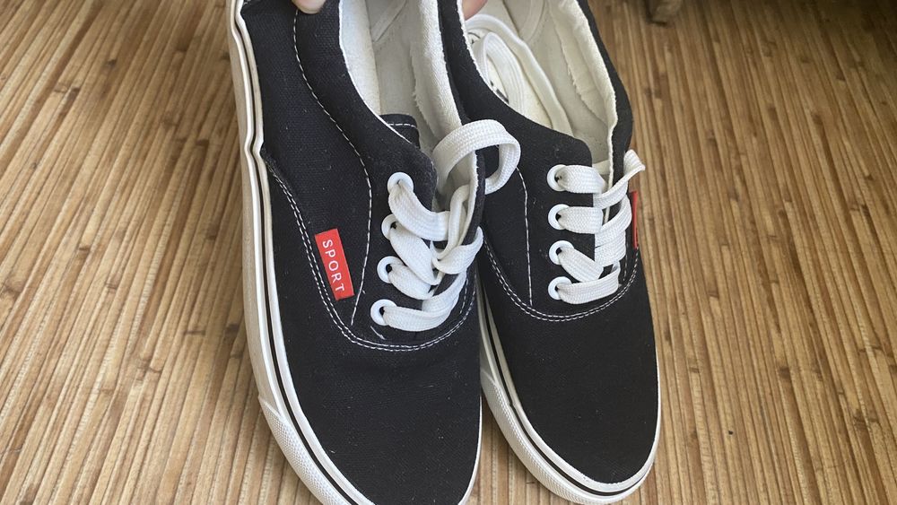 Чёрные кеды