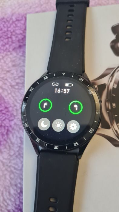 Продавам смарт часовник с безжични слушалки