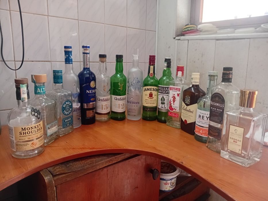 Бутылки стеклянные