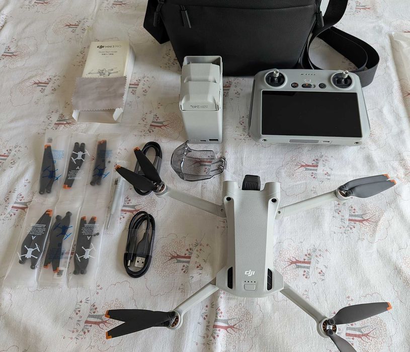 Drona DJI Mini 3 Pro (DJI Smart RC Version) doar 5 ore de functionare!