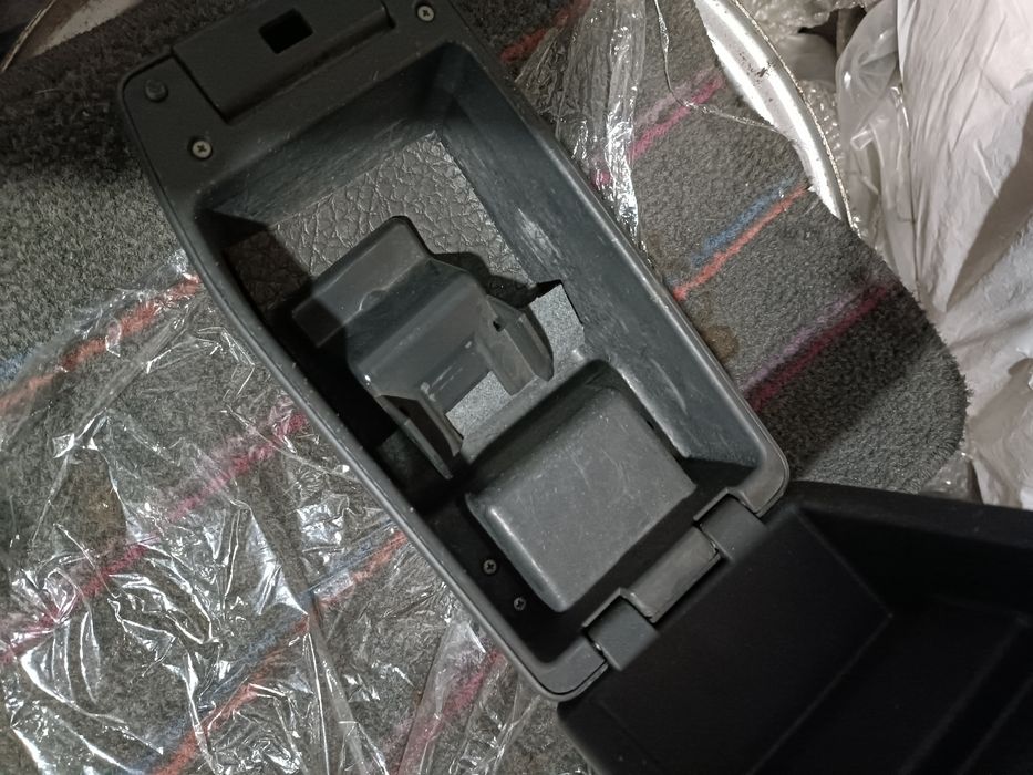 Продам подлокотник на Приору.