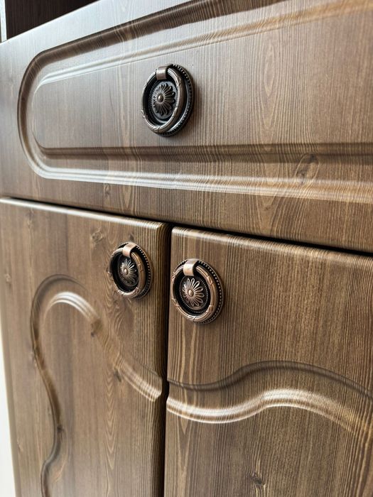 Продам шкаф-пенал и комод.