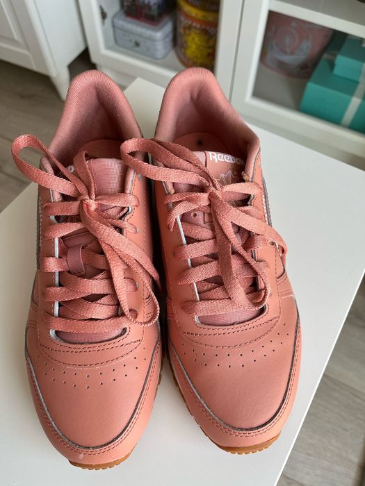 Vand pantofi sport pentru femei Classic Rebok din piele